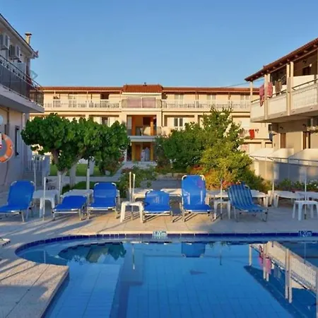 Tassias Deluxe Studios Apartman